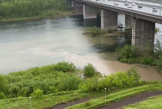     Масляное пятно на Енисее вновь заметили красноярцы у Октябрьского моста