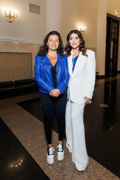    Именно за этот образ журналистку раскритиковали. На фото с певицей Жасмин admin