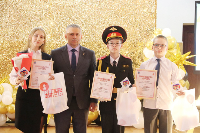 Сергей Крохалев наградил лауреатов номинации «Патриотическая деятельность»