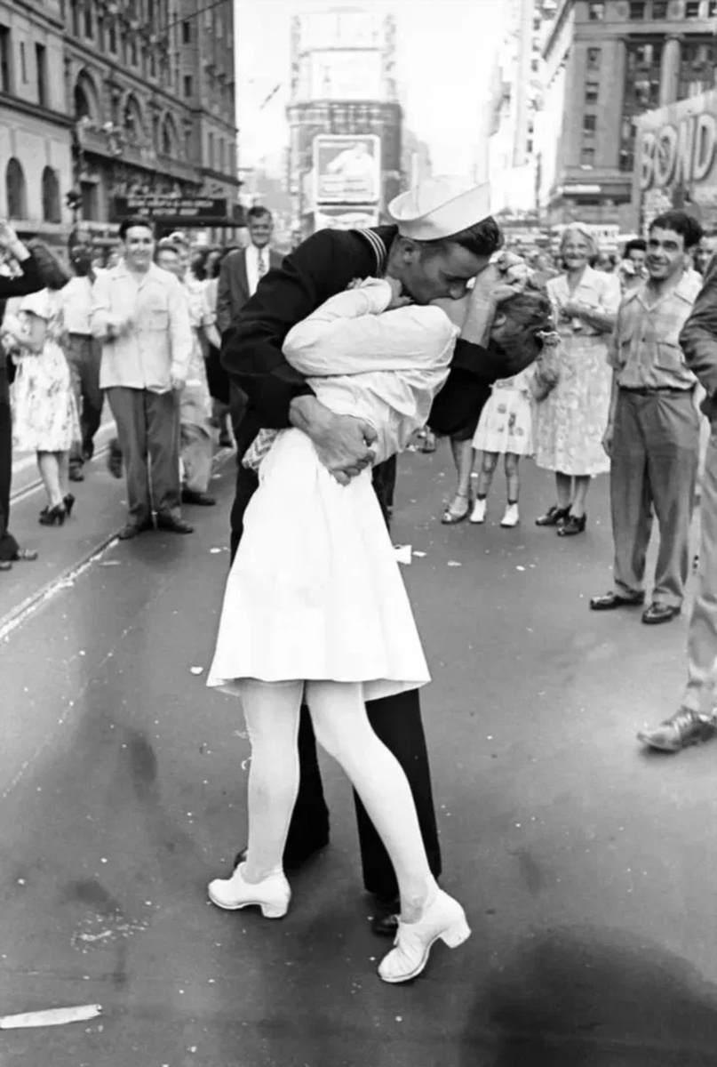 Поцелуй на Таймс-сквер. Фото из открытого источника