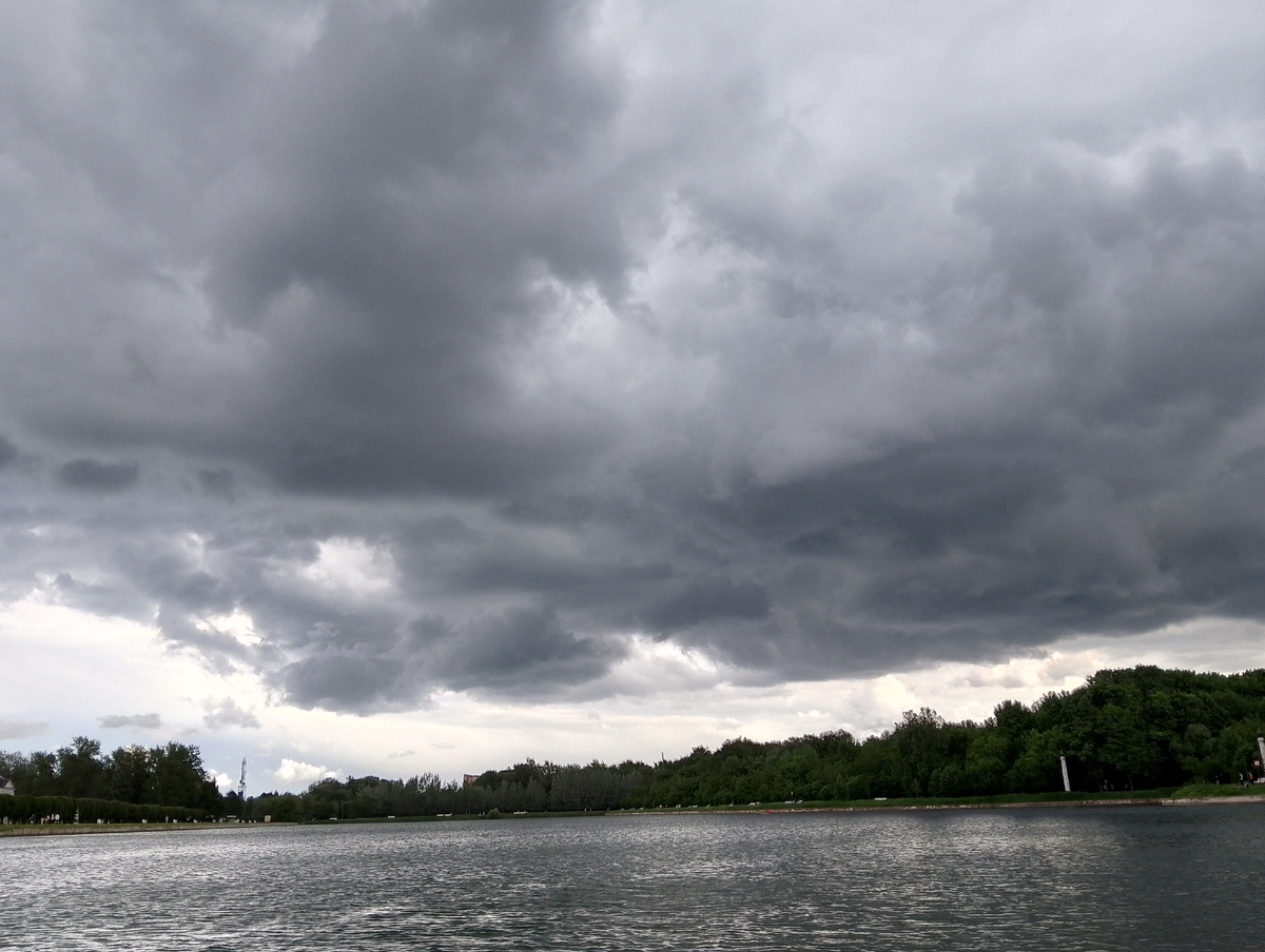 Предгрозовое небо над гладью воды, по которой я накануне плавала😉. Фото автора