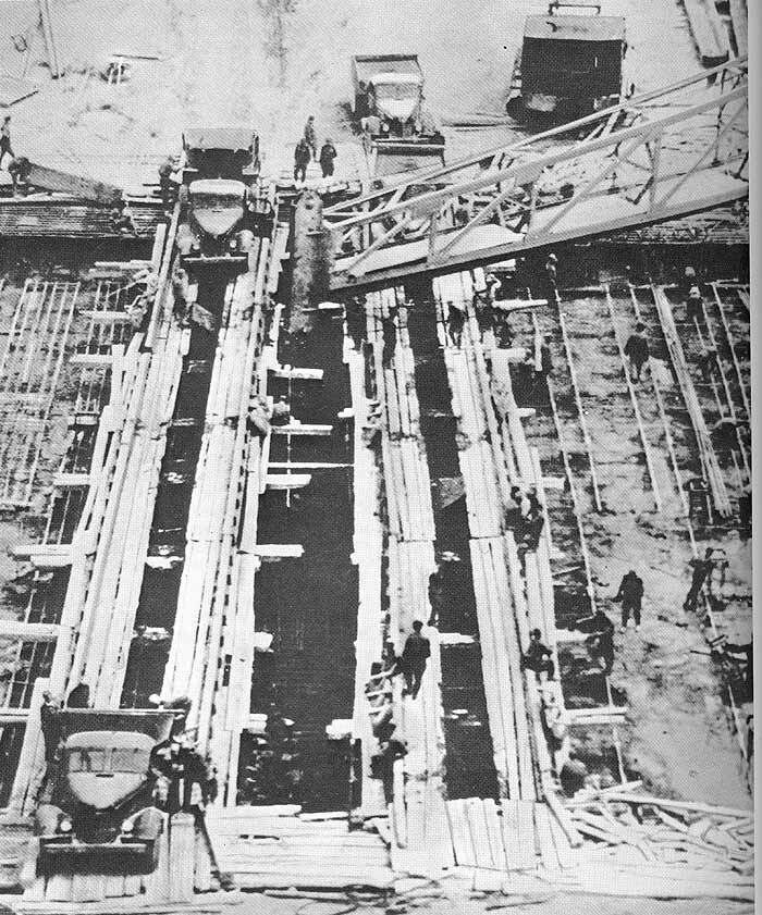    В начале 1955 года на место создания космодрома прибыли военные строители, в мае было заложено первое капитальное здание. 2 июня Генштаб МО СССР утвердил оргштатную структуру полигона. Акт приёмки первого стартового комплекса полигона был подписан 5 мая 1957 года / Фото из «Космонавтика СССР» под ред. Мозжорина Ю.А., Планета, М.: 1986 г. / «Роскосмос»