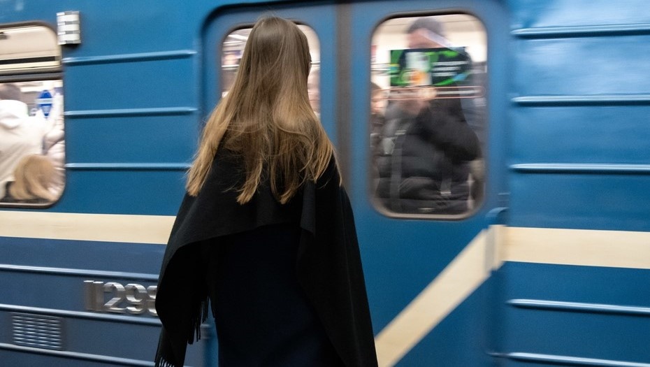    Длинноволосая женщина стоит на платформе метро в ожидании поезда. Автор фото: Михаил Тихонов / "Деловой Петербург"