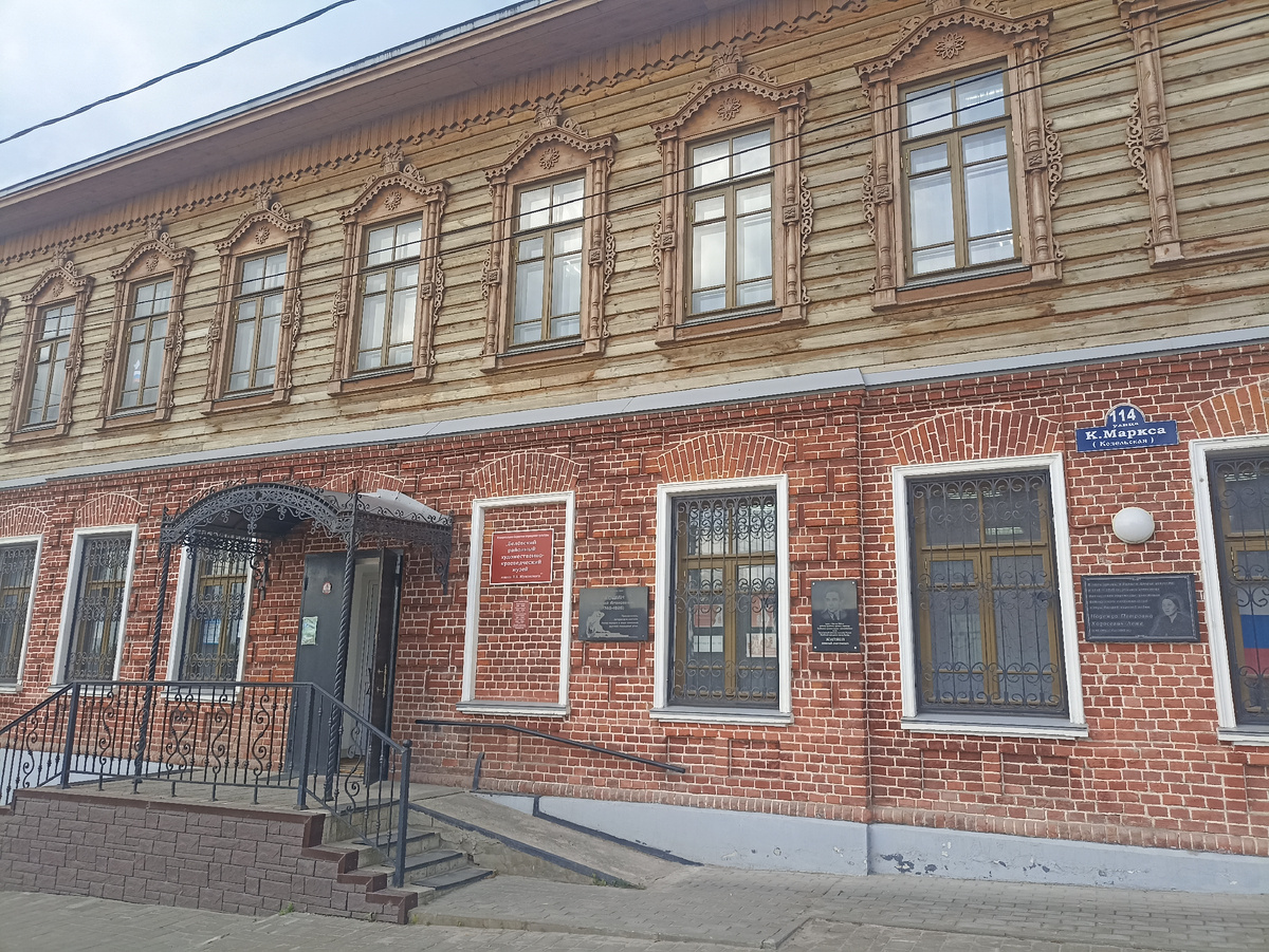 Обратите внимание, что на фасаде здания висят несколько мемориальных табличек, посвященных знаменитостям, имевших отношение к культуре в Белеве в разные годы: Левшину В.А. (литератор и охотник, автор первого в мире описания русской подсадной утки); Жиляеву Н.Д. (художник, краевед и директор этого музея) и Надежде Ходасевич-Леже (художница). 