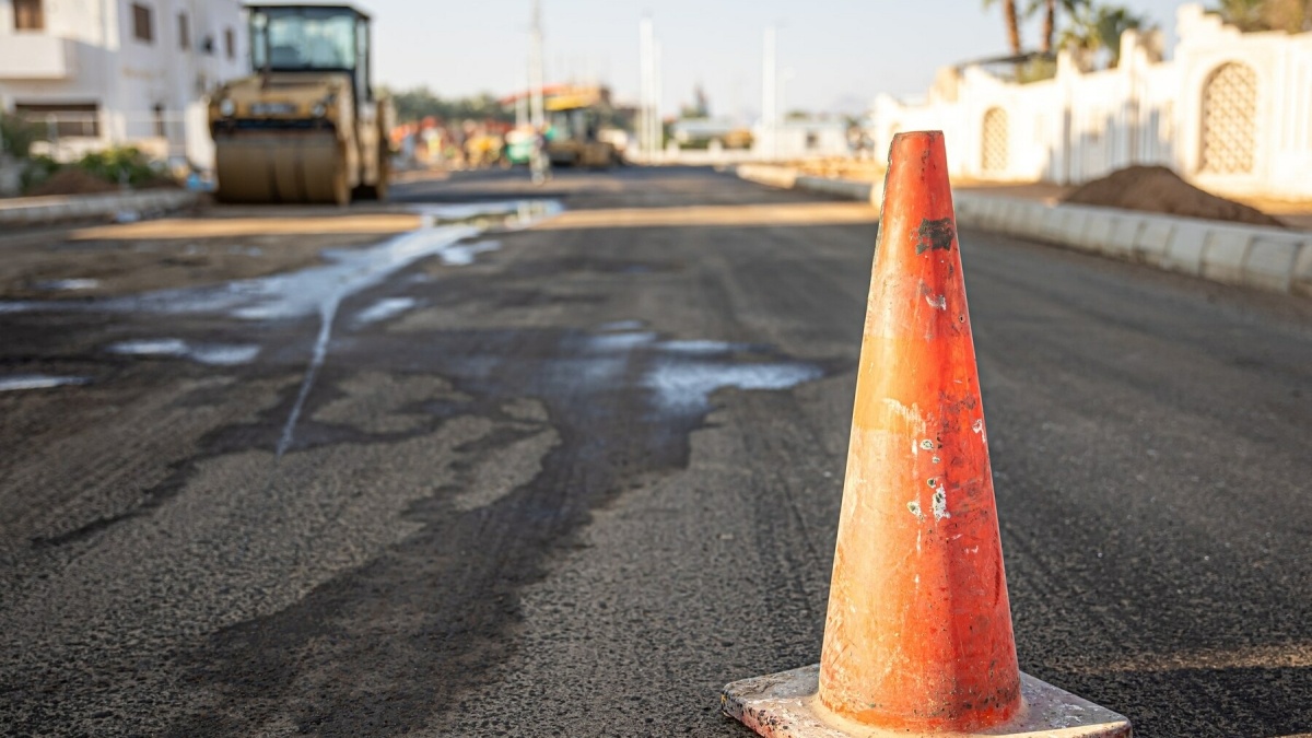 https://cdn.abnews.ru/storage/wp-content/uploads/2025/01/close-up-orange-traffic-cone-road-copy-space_169016-10592.jpg__1200_16x9.jpg