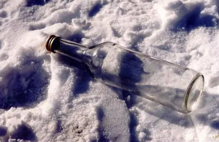 Всё примерно так, только бутылок в десятки раз больше.  Фото:  ВКонтакте