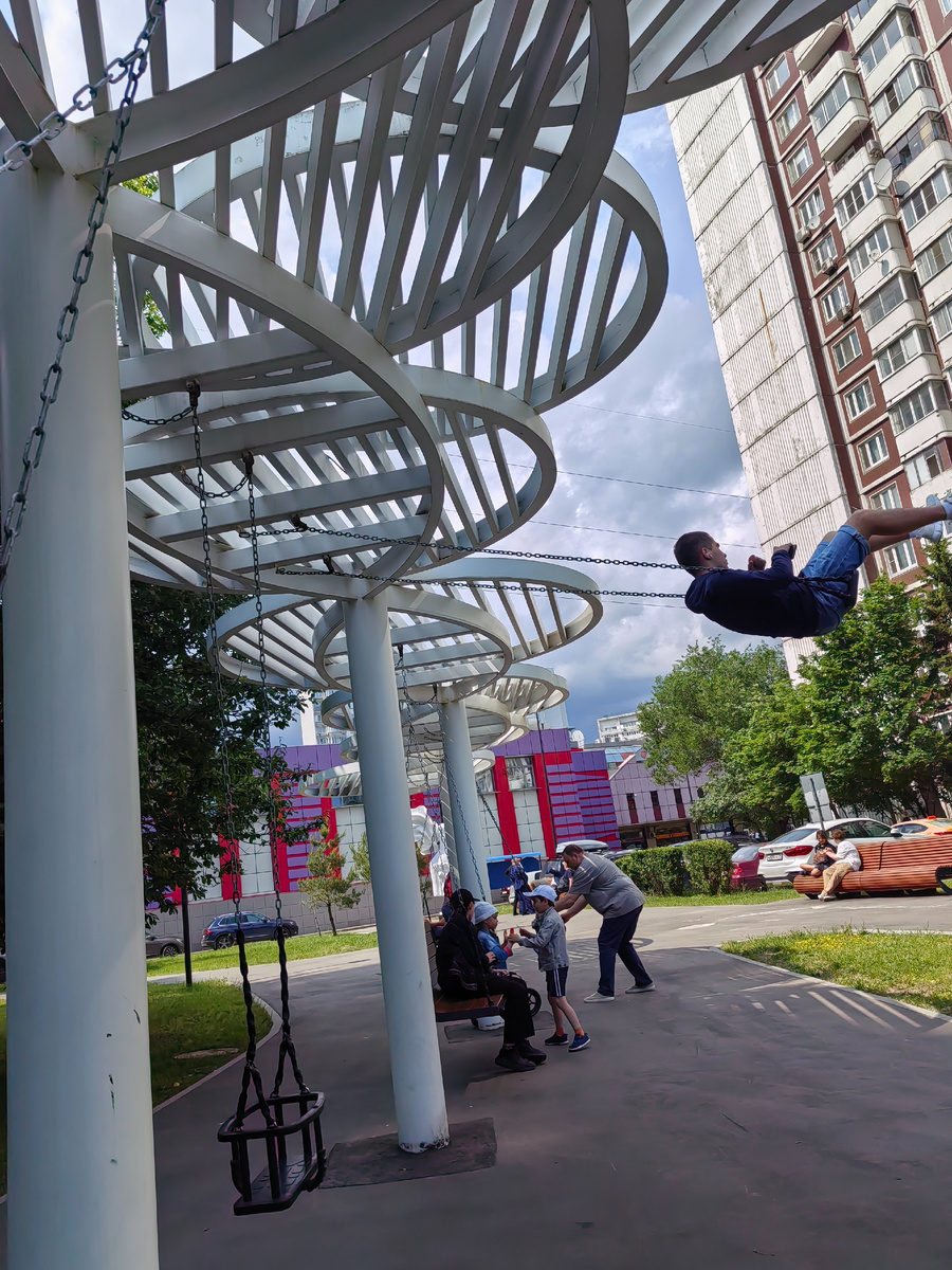 Парень, видимо, чемпион района по качанию на качелях: аж захватывало дух  смотреть, как он чуть ли не на крышу улетал каждый раз...))