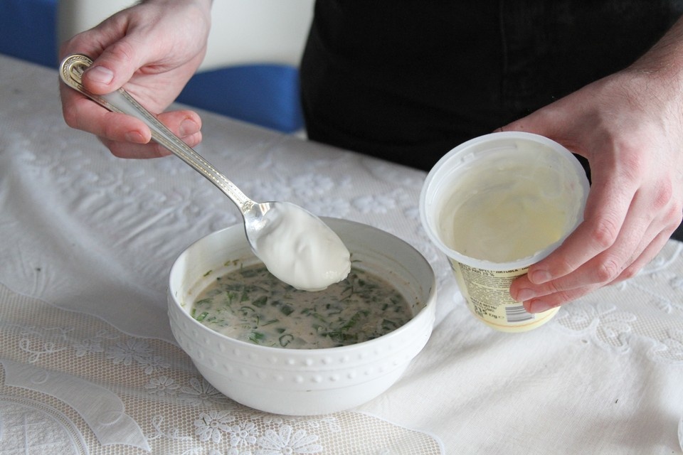    Один из самых быстрых и популярных холодных супов - русская окрошка на кефире. Иногда в нее добавляют сметану для густоты. Фото: архив "КП" Артем КИЛЬКИН