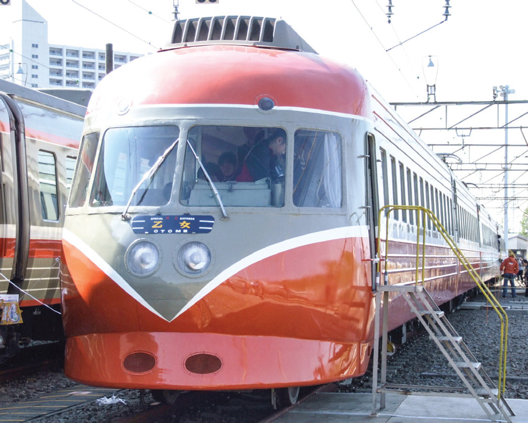 Картинки Яндекса.  Синкансэн серии 0 первого поколения, первый «поезд-пуля» 1964 года. Двигаясь по специально построенным новым путям, он развивал максимальную скорость 220 км/ч