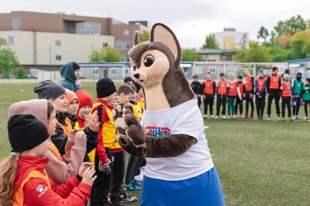    Юные футболисты активно фотографировались с маскотом нефтяников. Фото: ООО "Славнефть-Красноярскнефтегаз"