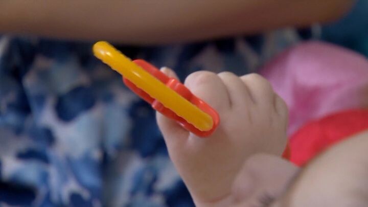 20-летней матери дочь надоела и она решила её бросить