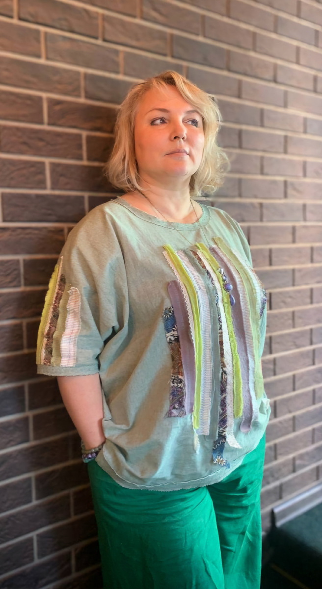 Рукава тоже расшила полосками 