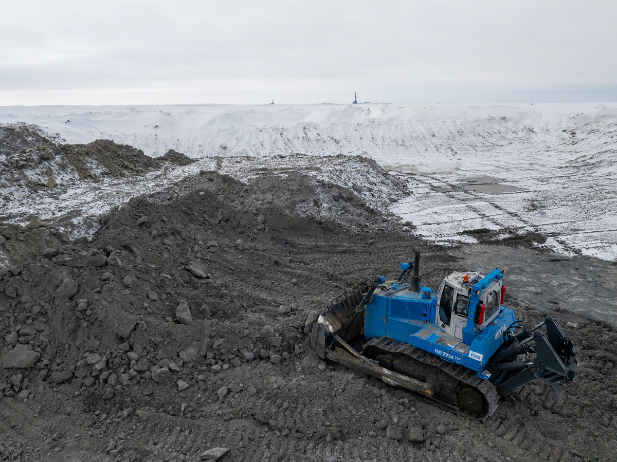 Разрывая мерзлоту Харасавэйского карьера