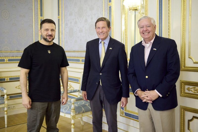    Грэм* и Блюменталь анонсировали введение «сокрушительных» санкций против России к 15 июня