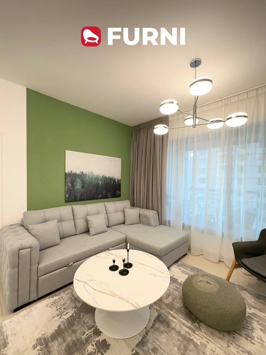 Светлая гостиная с зелеными акцентами; ремонт и меблировка от Furni в Дубае