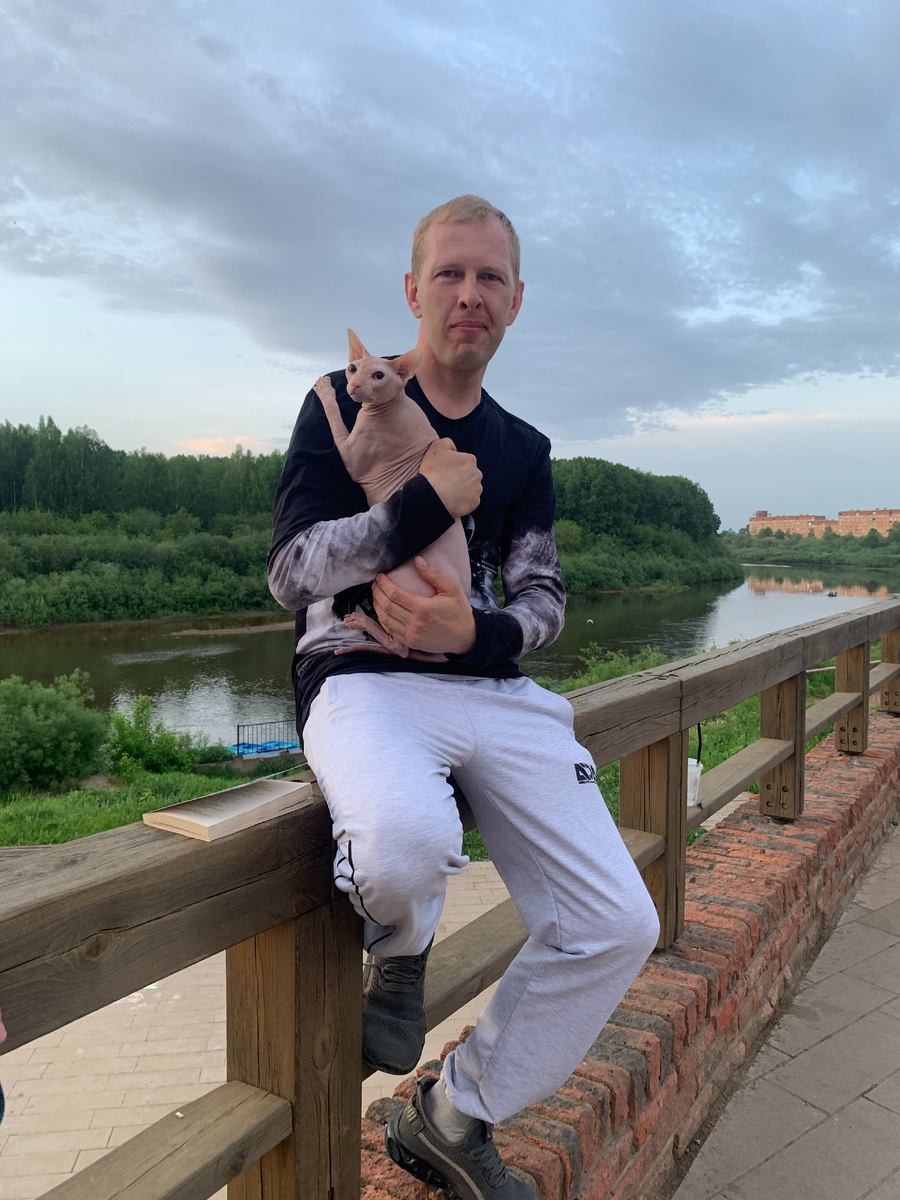 "Сфинкс" 

Бездонный взгляд янтарный.
В нём – тайна вечности, печаль веков.
Кожа – шёлк, из складок оригами,
Наброски недописанных стихов..

В твоих морщинах – карты мирозданья,
И боль потерь, что не унять вовек.
Ты ждёшь, надеешься, в молчанье замирая,
Когда растопит сердце человек.

О, сфинкс мой лысый, нежный и ранимый,
Я вижу в глубине твоих очей
Тоску по ласке, по теплу любимой,
По дружбе искренней, без лжи и без речей.

Давай же я тебя согрею словом,
Прижму к груди, укрою от невзгод.
Ты будешь самым преданным, родным, готовым
Делить со мной и радость, и цейтнот.

Пусть говорят, что ты уродлив, странен,
Для сердца моего ты – идеал.
В твоих объятьях растворюсь, таю,
И навсегда тебе себя отдам.