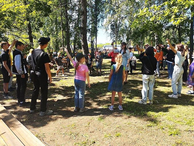 Дети выстроились в круг, приготовившись выполнять задания