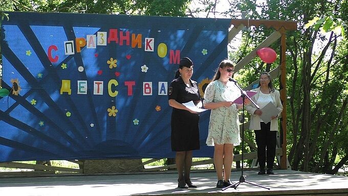 Помыткина Елена Сергеевна и Першина Вероника Вячеславовна на сцене в парке села Шалап