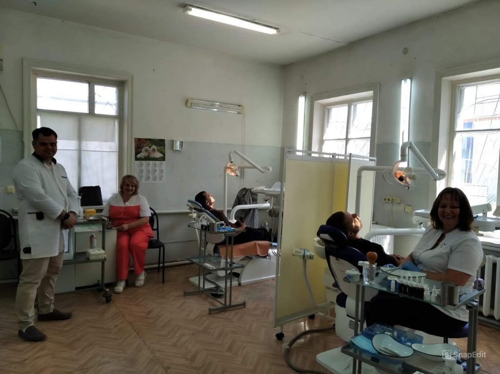    Прием пациентов ведут зубной врач Сергей Васильевич Колодезенко, медсестра Марина Александровна Плотникова, зубной врач Елена Григорьевна Храмцова. Редакция газеты "Наш край"