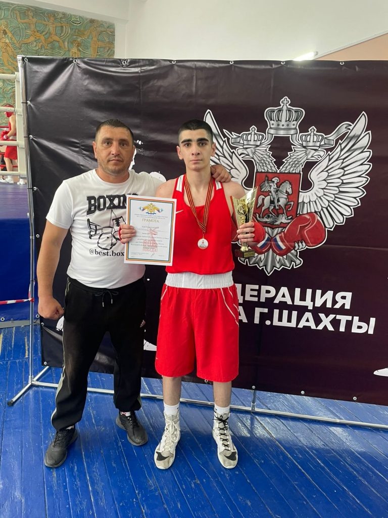      Тренер-преподаватель А. А. Никишин и участник   
соревнований по боксу Г. Гиголаев. Редакция газеты "Наш край"