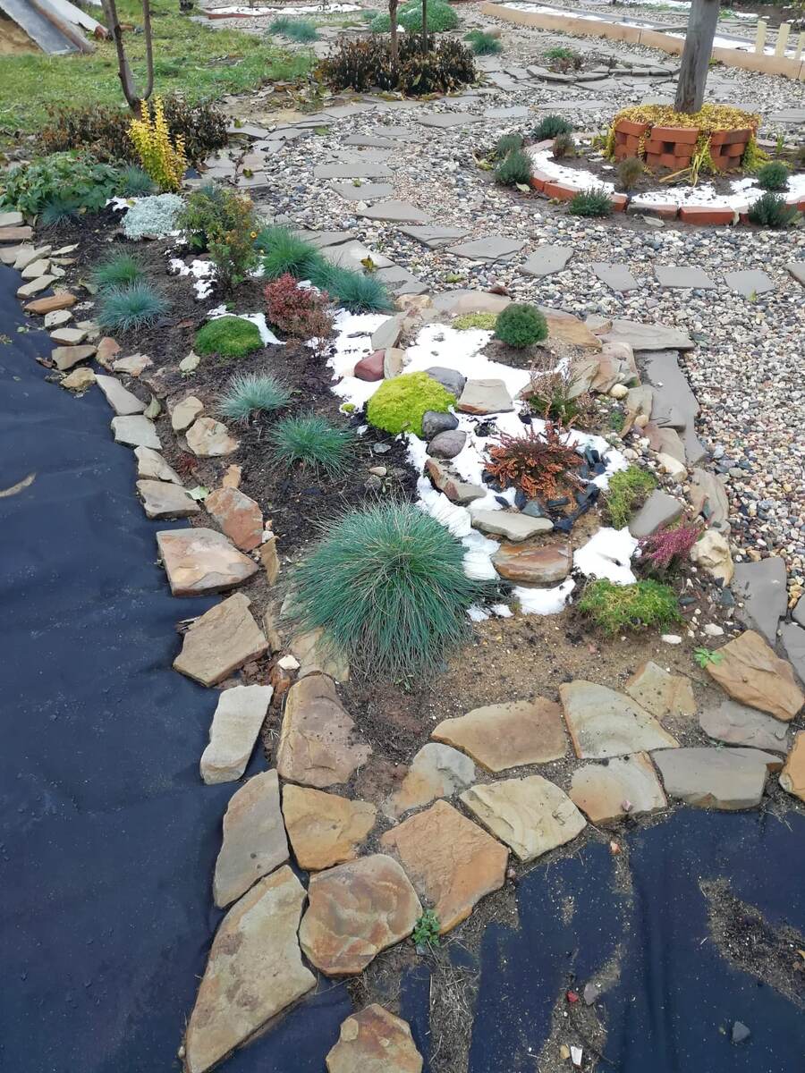 гравийный сад начало и по грядкам видно на сколько неровная у нас земля и выравнивать "некапитально" без водоотведения бесполезно, после зимы непредсказуемо в разных местах так вздувается или опускается...