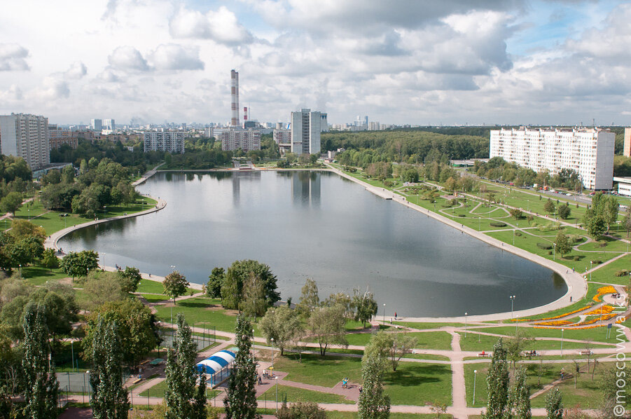 Гольяновский сквер с большим прудом