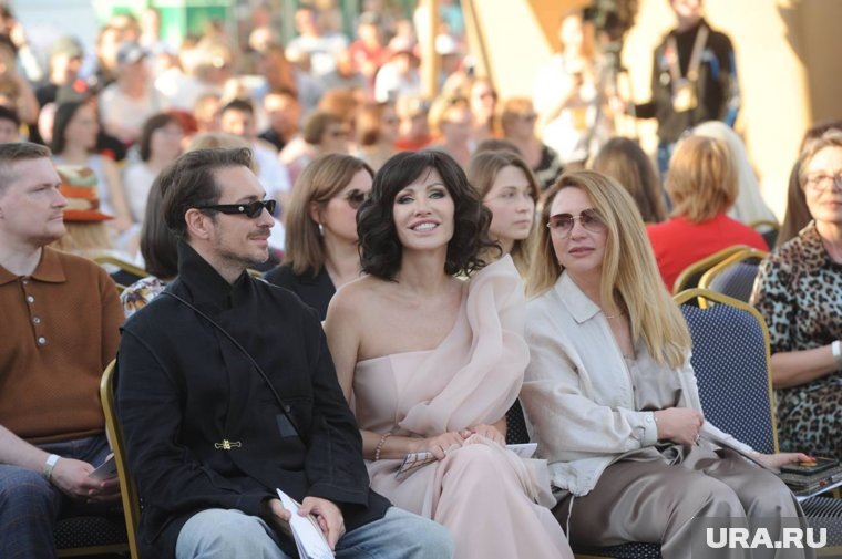 На мероприятии присутствовали общественный деятель Ирина Текслер (в центре) и стилист Алексей Сухарев (слева). Фото: Вадим Ахметов © URA.RU