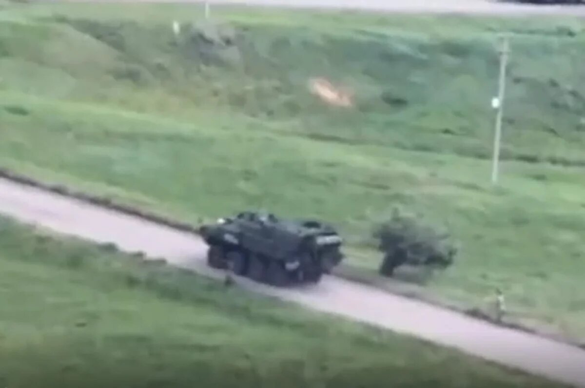    Украинский механик-водитель побежал вслед за угнанной техникой, но не догнал.