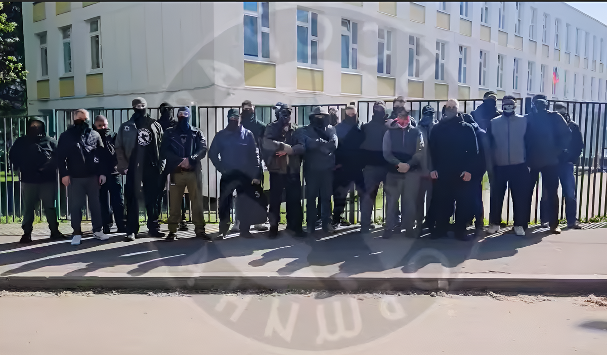 Русские мужики устали терпеть: одели маски и пришли к школе, где дети приезжих забили школьницу на юго-западе Москвы