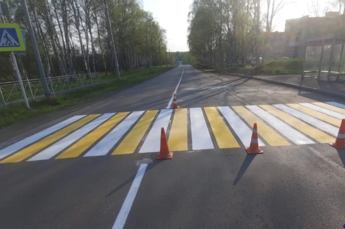    В Хабаровске продолжают латать дороги после зимы и наносить разметку