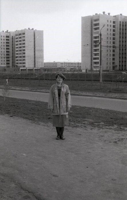 На этой фотографии 1987 г. из сети Интернет на заднем плане видна улица 60-й Армии. Между двумя 12-тиэтажными домами — моя СОШ №87 на улице Хользунова. А у дома рядом с ней — пристройка, где до сих пор располагается детская поликлиника, о которой идёт речь в статье.