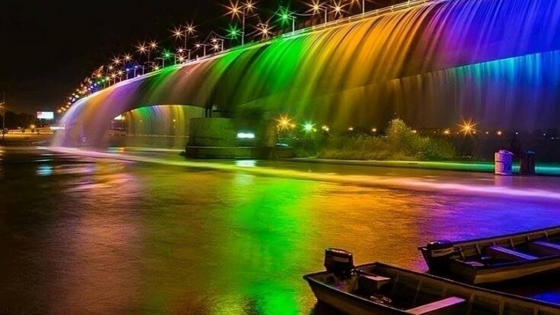 Искусственный водопад Седьмого моста Ахваза известен как самый длинный искусственный водопад в регионе Западной Азии