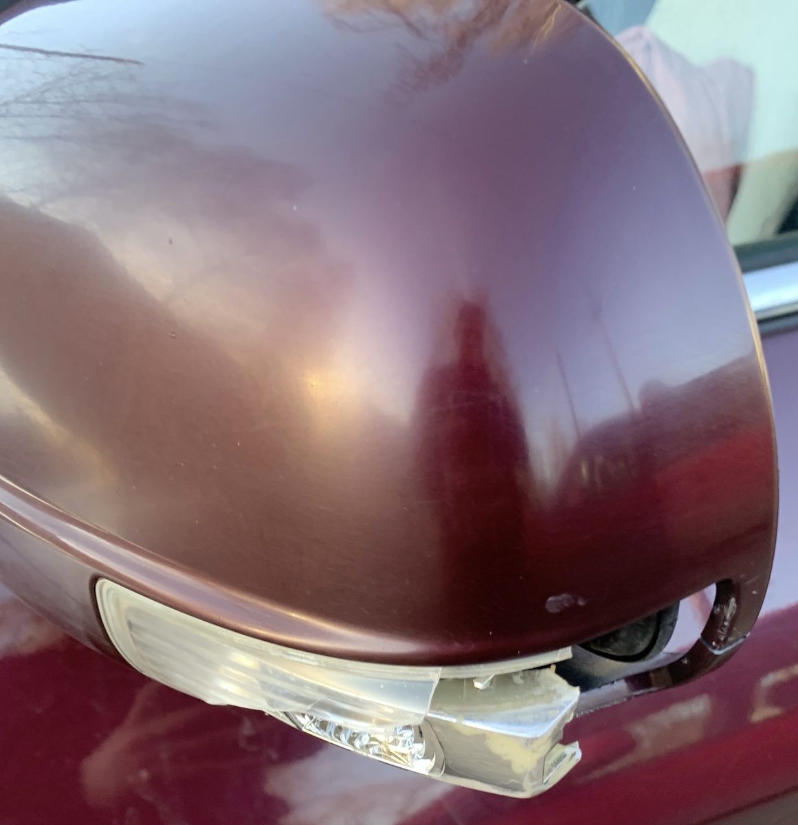 Поврежденный повторитель поворотника в зеркале заднего вида geely emgrand ec7.