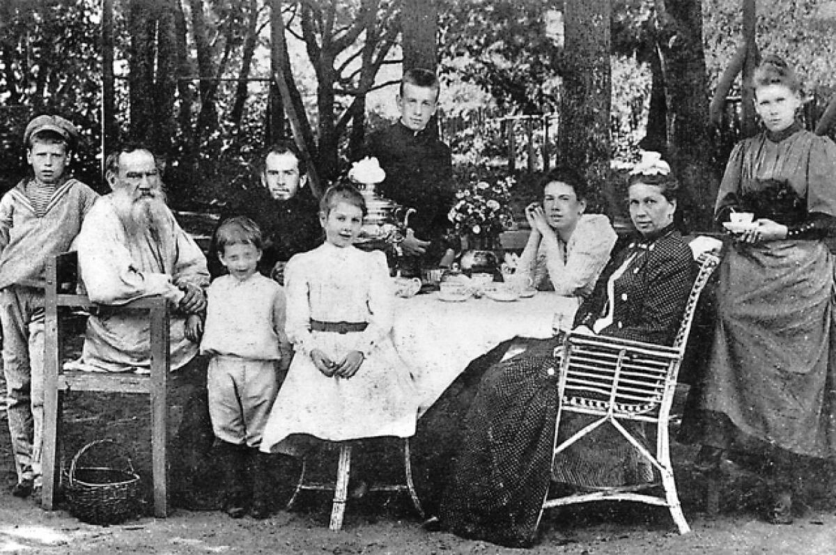 Л.Н. Толстой с семьей