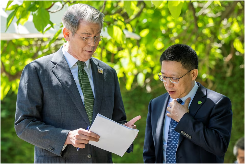 Министр финансов США Скотт Бессинт беседует с Ляо Минем, заместителем министра финансов Китая, во время двусторонней встречи США и Китая в Женеве, Швейцария, 11 мая 2025 года. KEYSTONE/EDA/Мартиал Треццини/Фото предоставлено REUTERS/Архивное фото