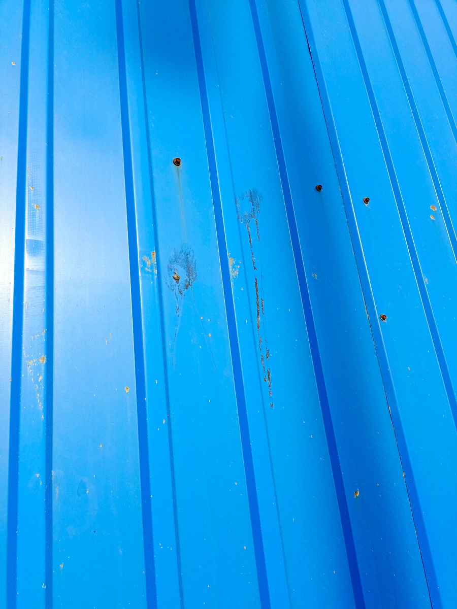 Очень ржавые саморезы на наклонных стенах