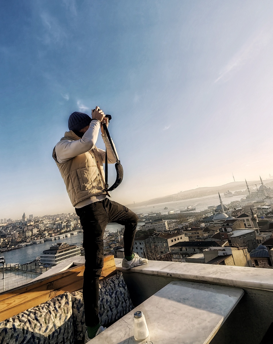 С раннего утра я оказался в самом сердце Стамбула — это район Султанахмет. Город только начал просыпаться, а я уже стоял на площади между двумя величайшими символами — Айя-Софией и Голубой мечетью.  