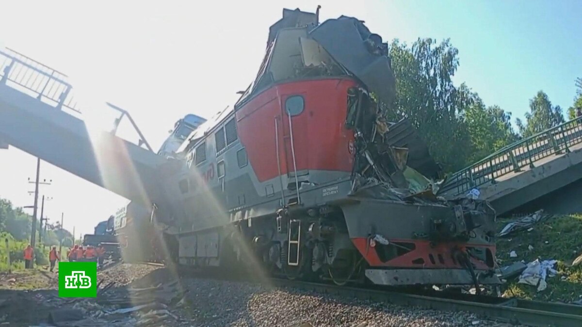    Спасатели всю ночь доставали людей из поврежденного в Брянской области поезда
