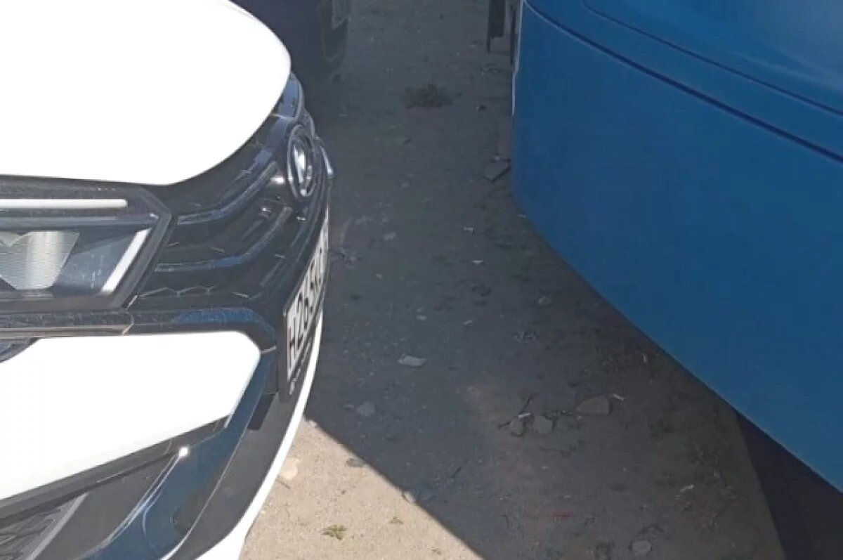    В Волгограде из-за припарковавшегося авто временно затормозил 12-й трамвай