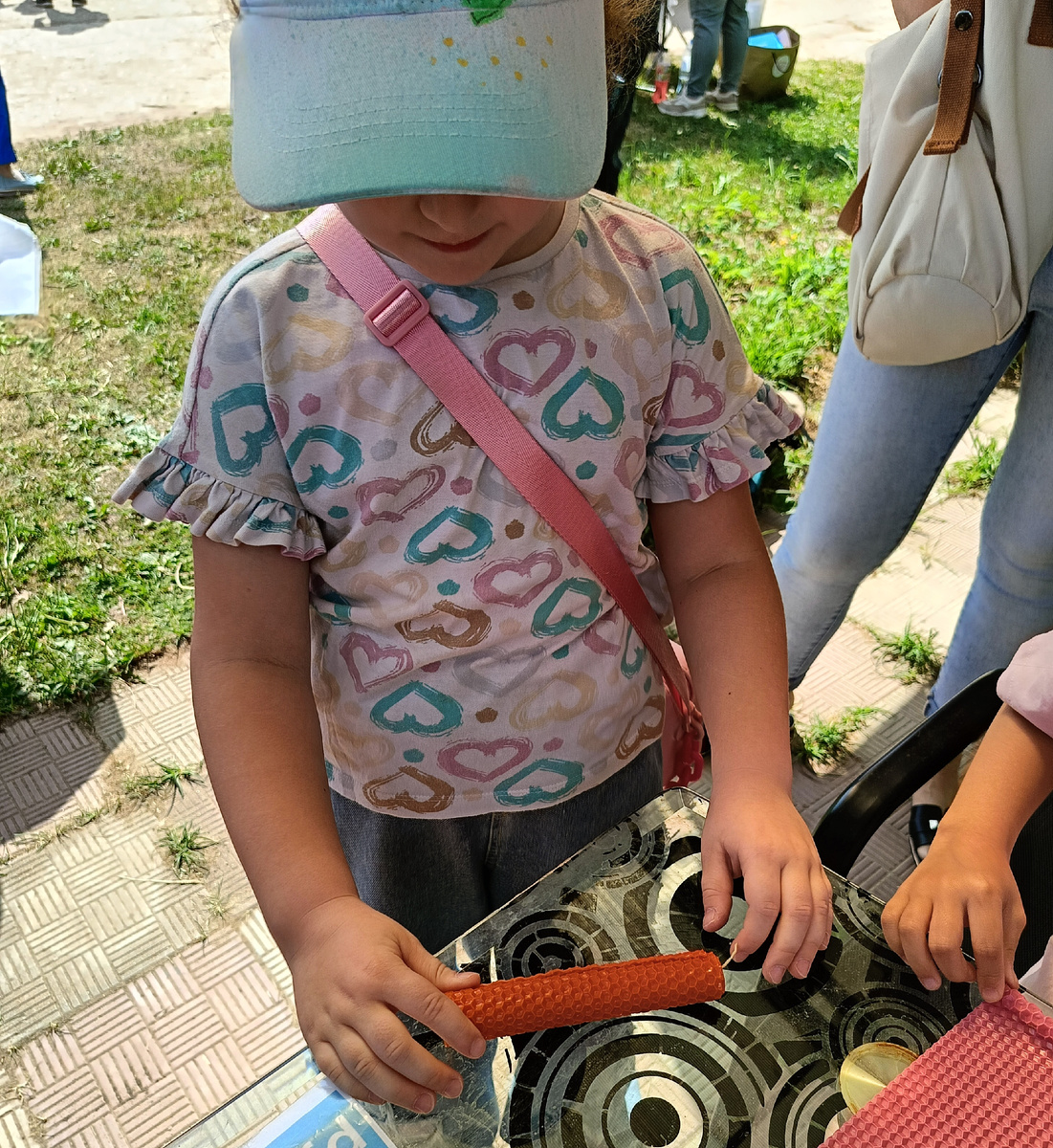 Делает свечу. Фото автора.