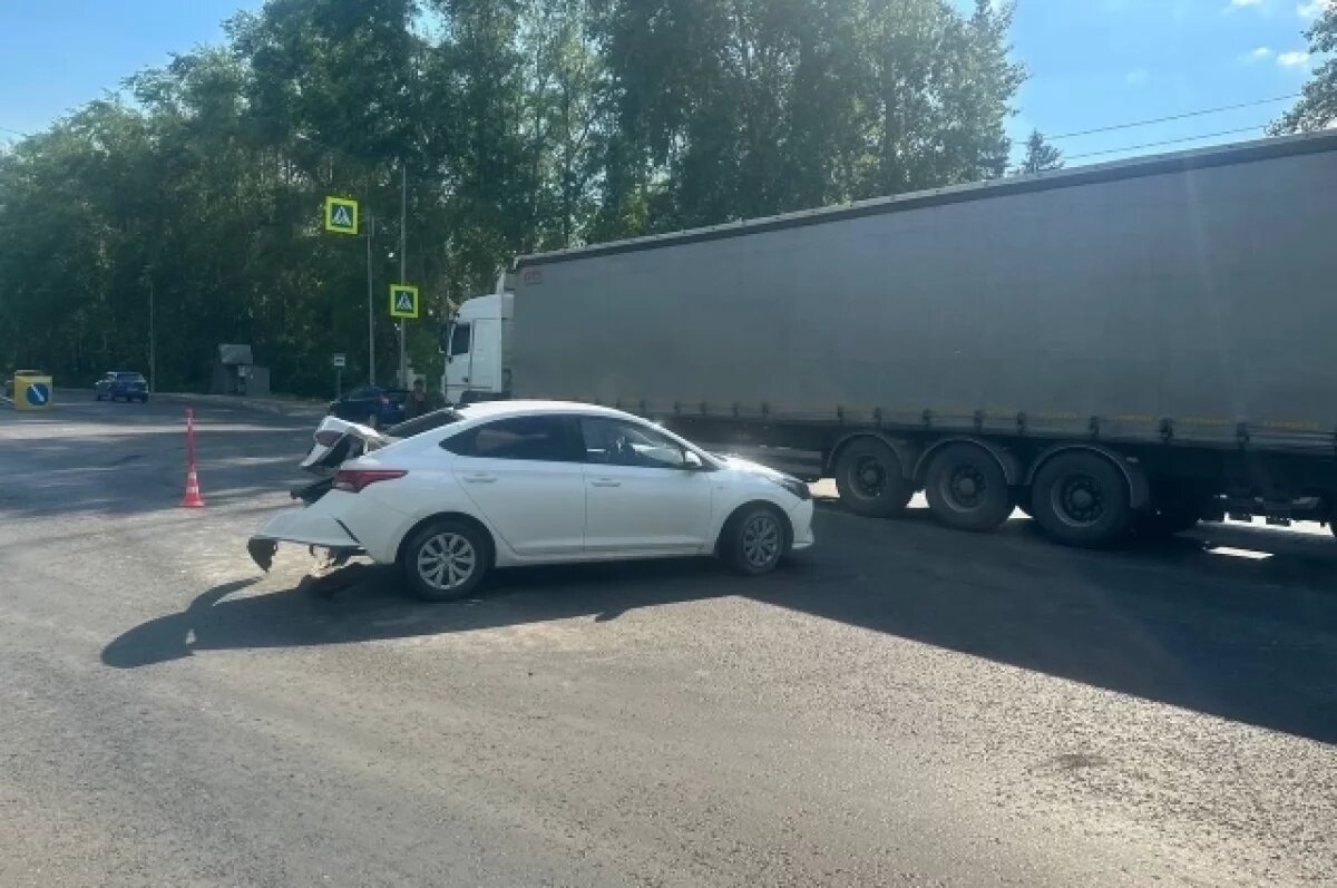    В Тюмени при столкновении с грузовиком пострадали женщина и ребенок