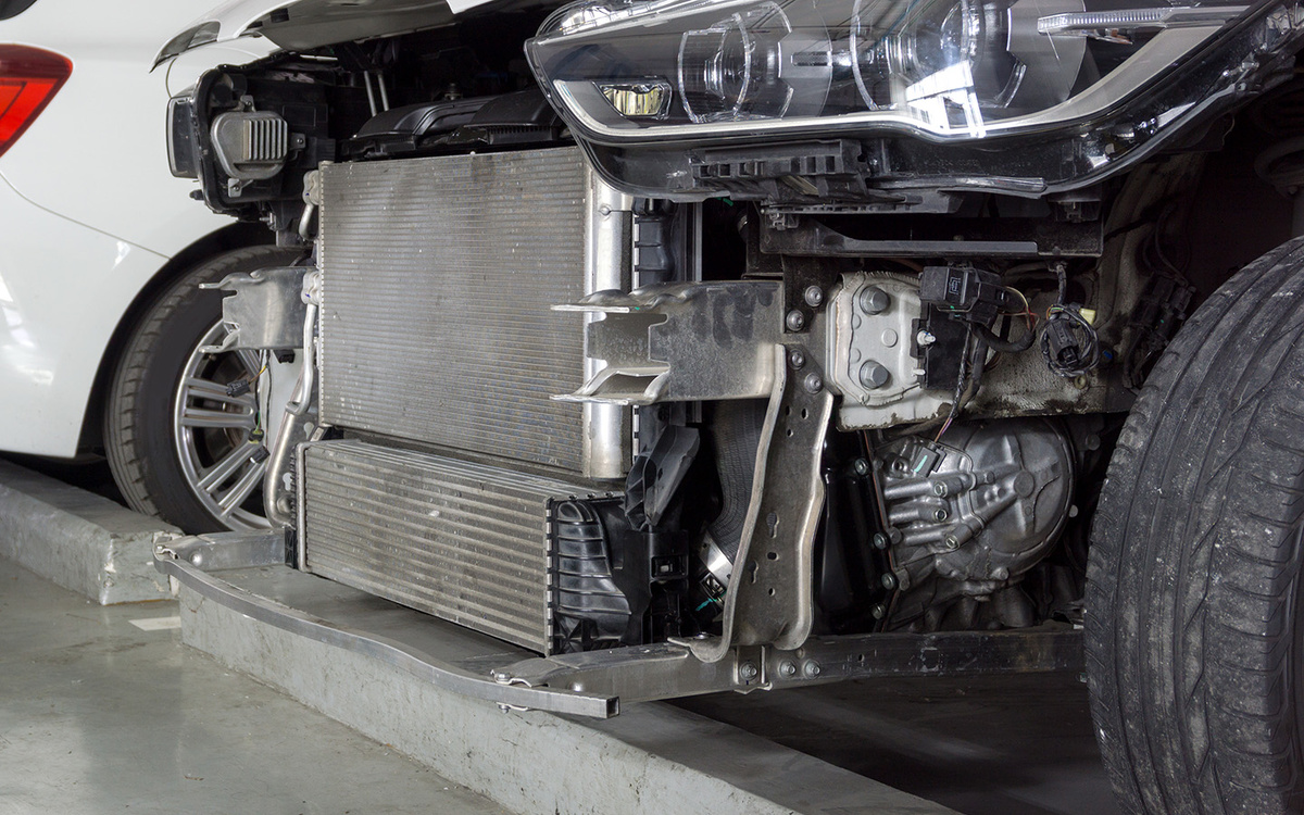 Smile Fight / Shutterstock / FOTODOM📷Классический воздушный интеркулер — тот же радиатор с ребрами охлаждения, наподобие жидкостного в системе охлаждения. Устанавливается в обдуваемой части подкапотного пространства, чтобы максимально охлаждаться набегающим потоком