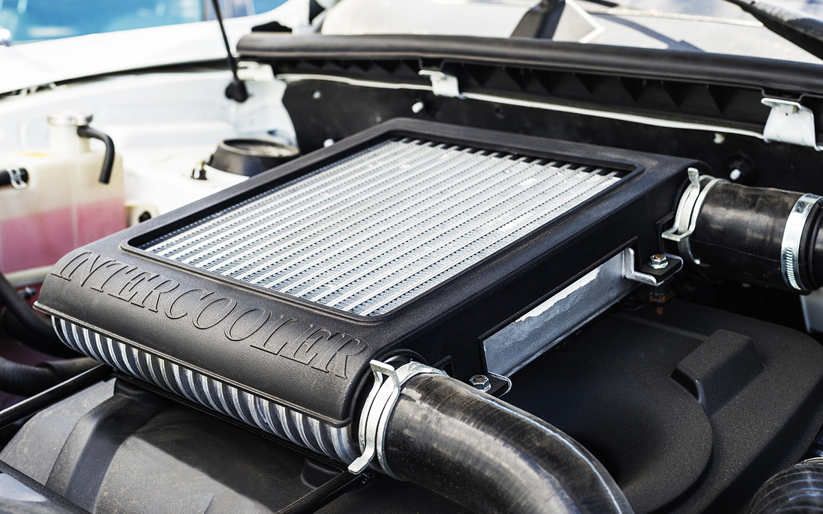 BACHTUB DMITRII / Shutterstock / FOTODOM📷Иногда интеркулер располагается альтернативно — например, почти горизонтально над двигателем или за крылом. В этом случае для воздуха организовывается специальный канал для подвода к интеркулеру