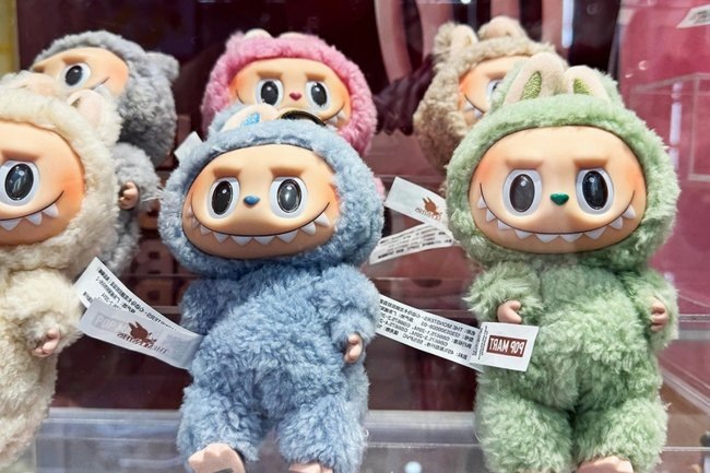    Лабубу на прилавке магазина