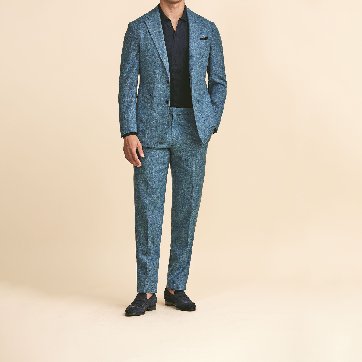 Легкий костюм петролевого цвета из смеси шерсти, шелка и льна, поло темно-синего цвета, лоферы темно-синего цвета из натуральной замши.