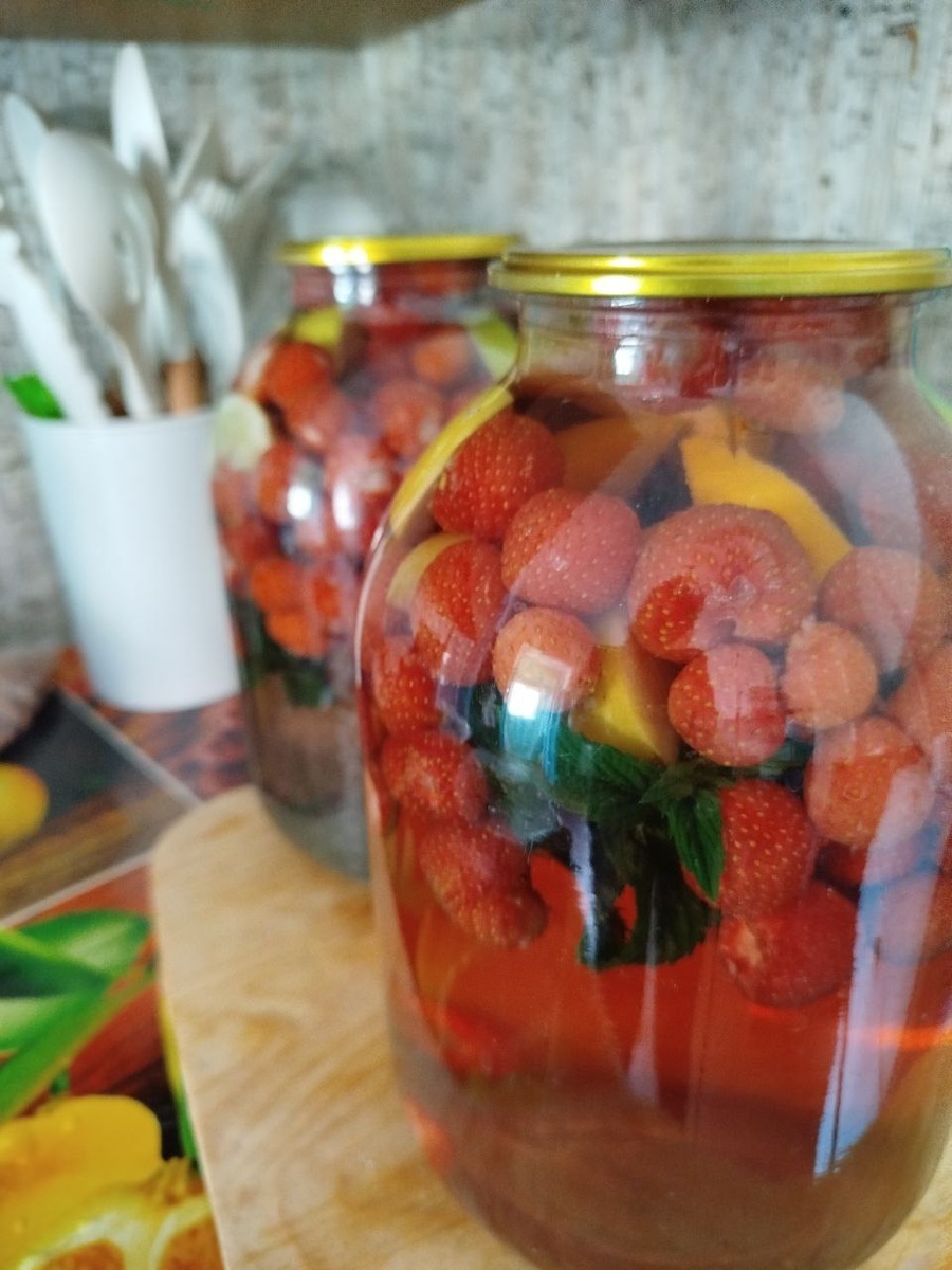 Считается, что напиток придумали по аналогии с коктейлем «Мохито», в который добавляют ром, листья мяты и лимон. Впервые популярный коктейль был сделан в 1931 году. 
С тех пор существуют разные рецепты «Мохито» на зиму.