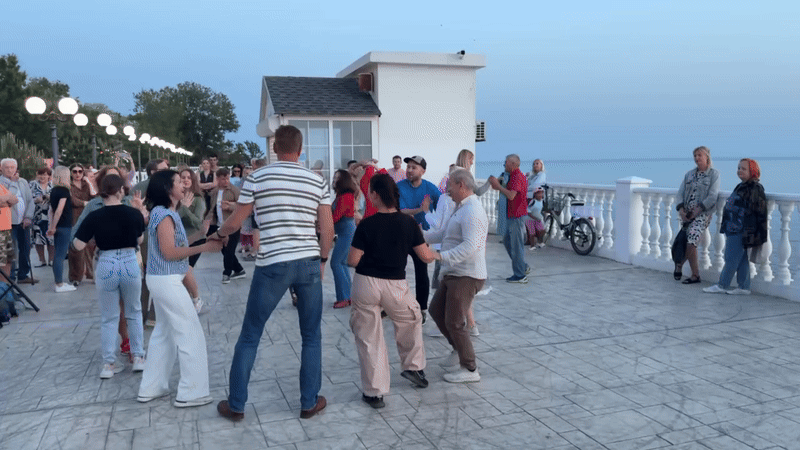    Сальса на Малой бухте! Анапские карибы! GIF: видео с ТГ-канала "Макс Анапский"