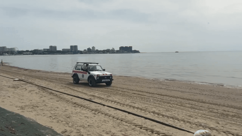    Автопатрули с громкоговорителями, которые информируют о запрете купания и нахождения на пляжах в Анапе, в течение дня совершают до 10 рейсов вдоль берега. GIF: видео с ТГ-канала "Оперштаб-Краснодарский край"