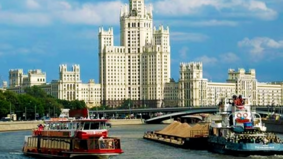 Та самая высотка на Котельнической набережной.