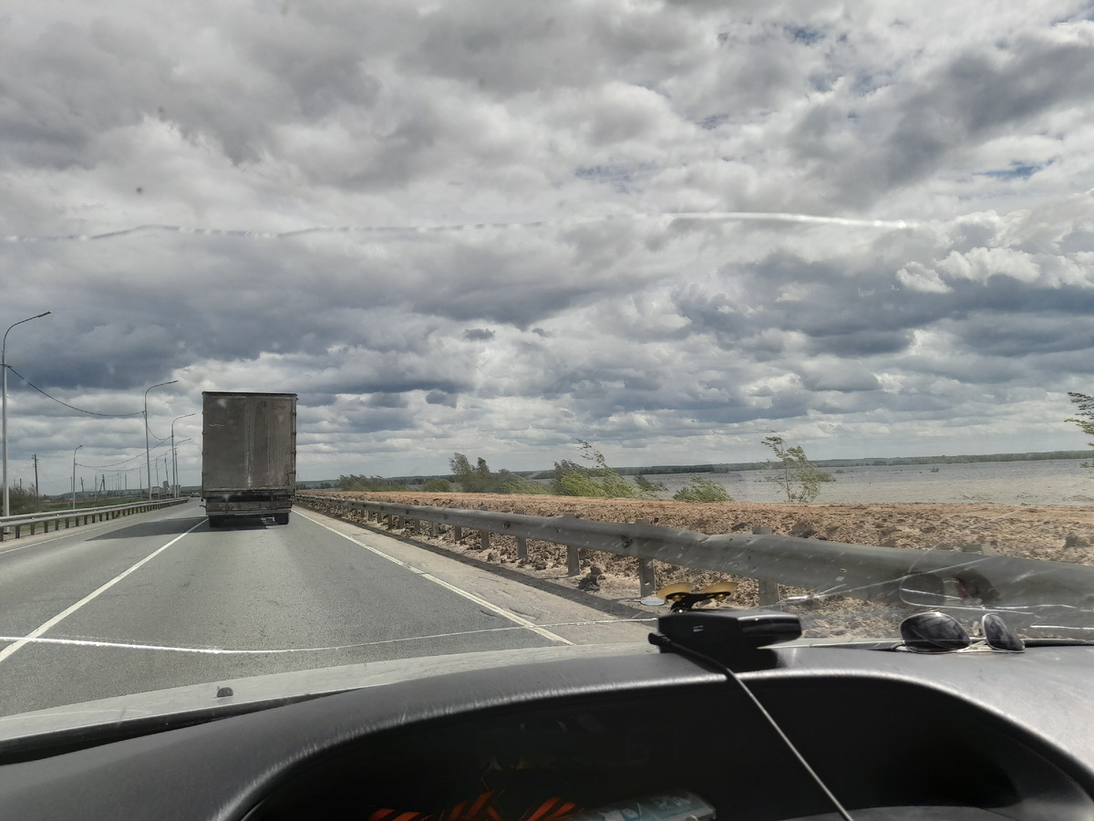 Дорога возле Абатского, защищена от разлива реки Ишим земляными валами. Фото из личного архива